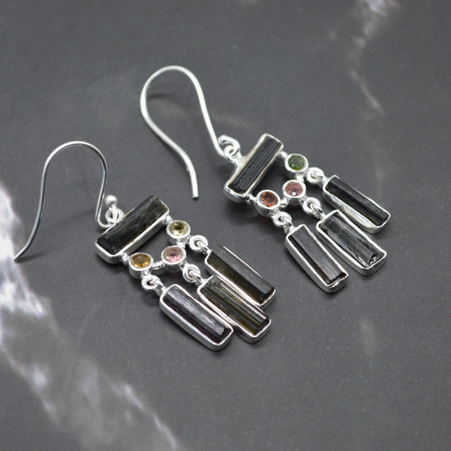 Boucles d'oreilles en tourmaline verte, argent sterling, boucles d'oreilles pendantes faites à la main, bijoux en tourmaline mixte, bijoux avec pierre de naissance d'octobre, cadeau pour elle