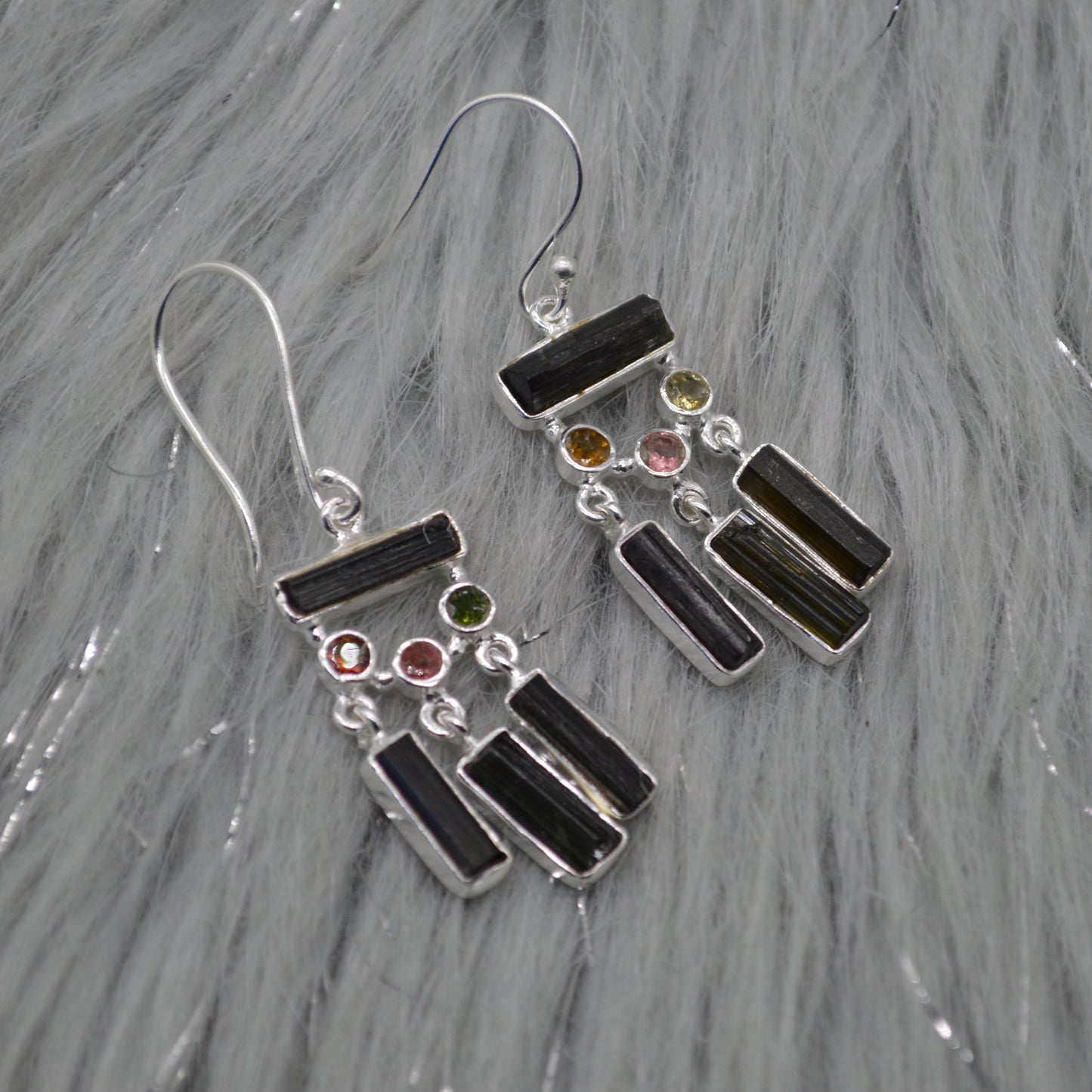 Boucles d'oreilles en tourmaline verte, argent sterling, boucles d'oreilles pendantes faites à la main, bijoux en tourmaline mixte, bijoux avec pierre de naissance d'octobre, cadeau pour elle