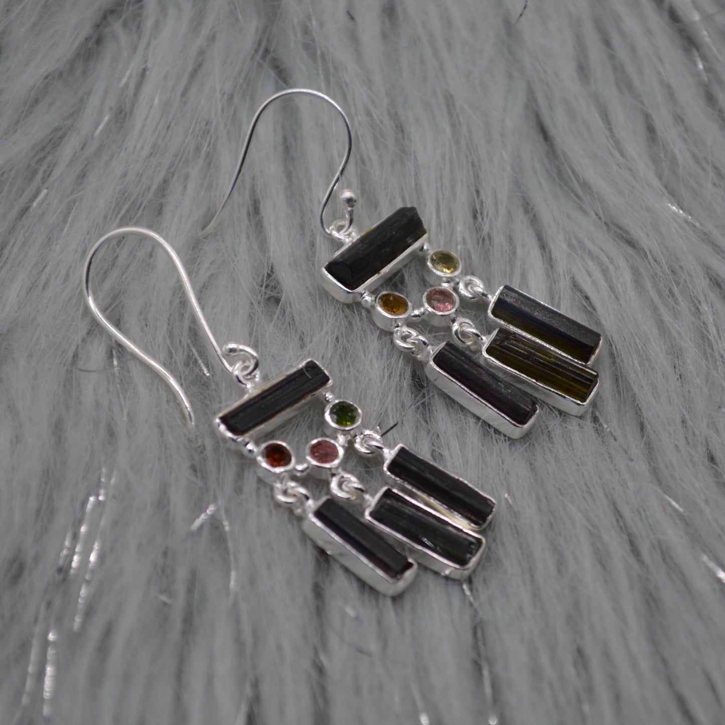 Boucles d'oreilles en tourmaline verte, argent sterling, boucles d'oreilles pendantes faites à la main, bijoux en tourmaline mixte, bijoux avec pierre de naissance d'octobre, cadeau pour elle