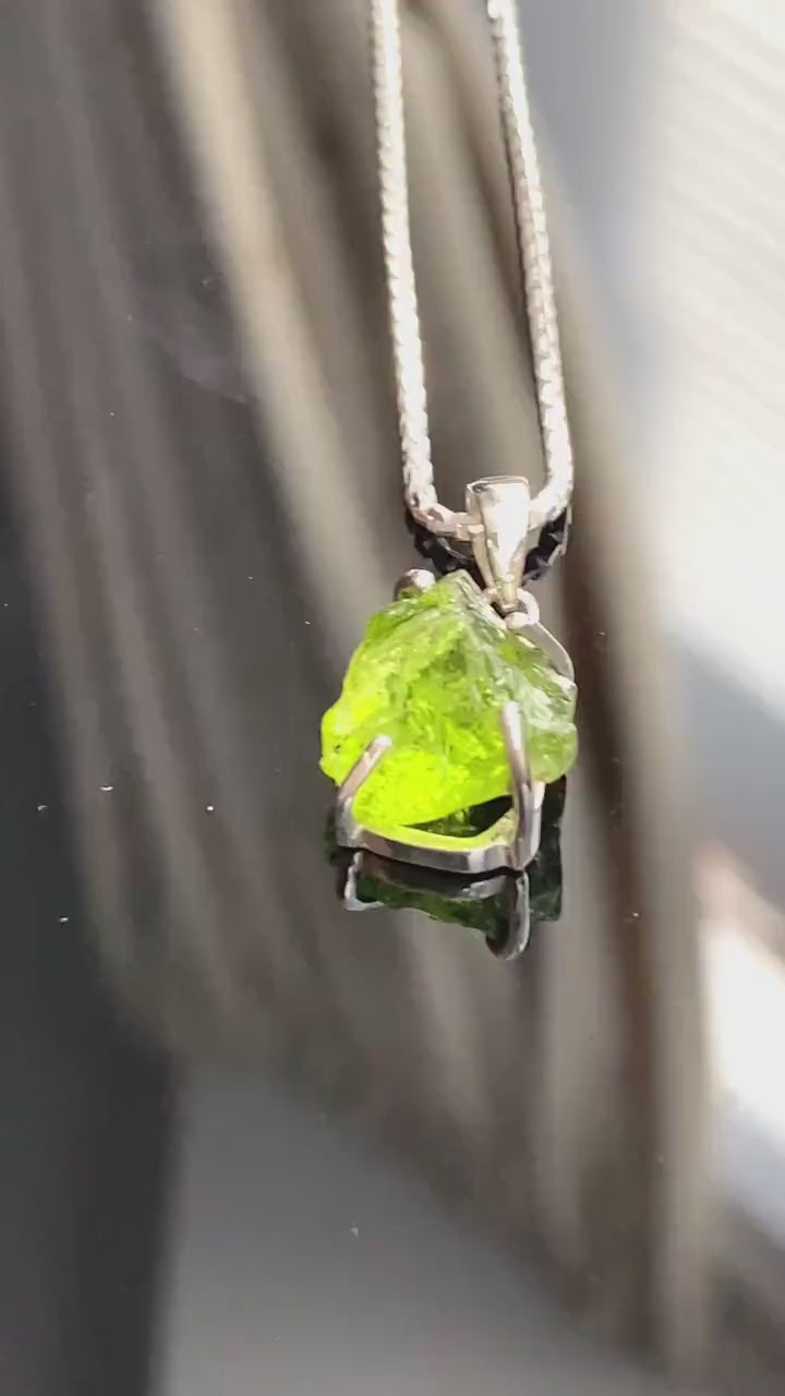 Raw Peridot Silver Chain Pendant Necklace, Rough Cut Peridot Necklace, August Birthstone, Raw Gemstone, Sterling Silver, Birthday Gift